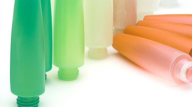 Granule de curăţare pentru schimbarea culorii în producţia de ambalaje pentru cosmetice, din polimeri SAN